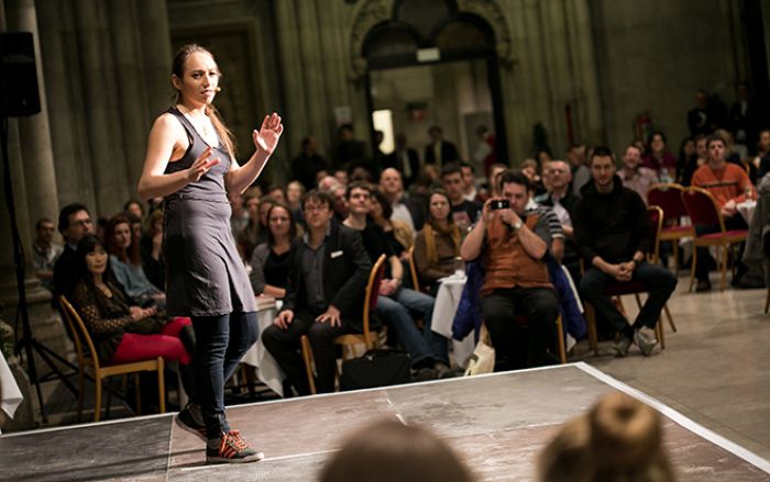 (Foto: Florian Rainer) Sandra Kogler, TU Wien, wurde zur besten Science Slammerin gekürt. Die Chemikerin stellte das Prinzip Brennstoffzellentechnik unterhaltsam dar – und lieferte auch eine Tanzeinlage auf der Bühne.