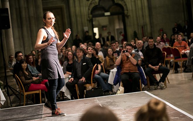 (Foto: Florian Rainer) Sandra Kogler, TU Wien, wurde zur besten Science Slammerin gekürt. Die Chemikerin stellte das Prinzip Brennstoffzellentechnik unterhaltsam dar – und lieferte auch eine Tanzeinlage auf der Bühne.