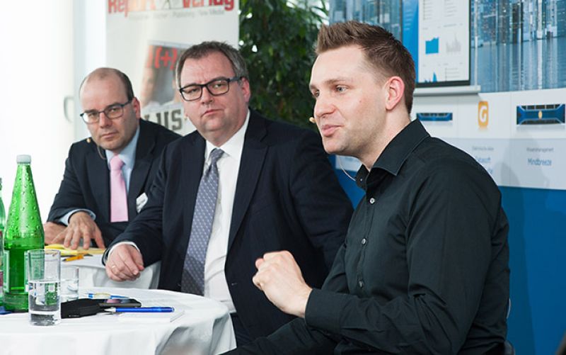 "Es hätte eine Übergangslösung gebraucht. Die Datentransfers in die USA sind so viele Jahre passiert, da hätte ein halbes Jahr Übergangsfrist auch niemandem mehr geschadet", so Facebook-Kläger Max Schrems zum übrraschenden Stopp für das Safe-Harbor-Abkommen im Herbst 2015.