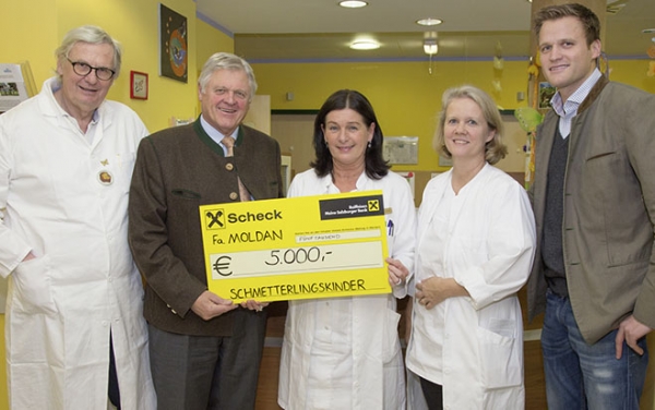 Helmut Hintner (Vorstand Universitätsklinik für Dermatologie), Josef Eder (Geschäftsführer Moldan), Gabriela Pohla-Gubo (Leitung Akademie EBHaus Austria),  Anja Diem (Leitung EB-Ambulanz) und Johann Eder (Betriebsleitung Moldan) bei der Spendenübergabe.