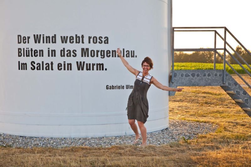 Preisträgerin Gabriel Ulmann bei der Eröffnung des Weinviertler Haiku-Wanderweges.