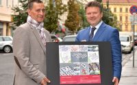 Bezirksvorsteher Hannes Derfler und Wohnbaustadtrat Michael Ludwig: »Das Grätzel Klosterneuburger Straße soll im Rahmen einer Blocksanierung aufgewertet und noch lebenswerter gestaltet werden.« 
