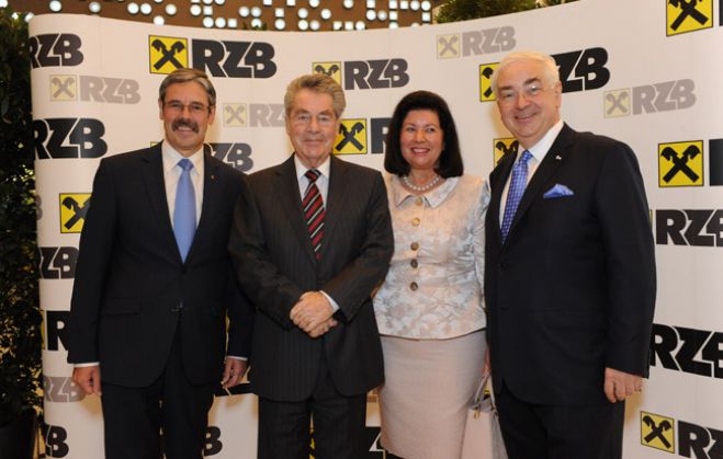 (Foto: Sabine Klimt, Lichtblick KG) Erwin Hameseder, Aufsichtsratspräsident RZB; Bundespräsident Heinz Fischer; Charlotte Rothensteiner gratulierten dem Geburtstagskind Walter Rothensteiner.