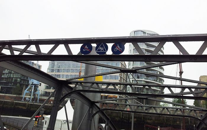 (Foto: Beigestellt) Skurrile Straßenschilder in Hamburg.