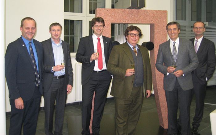 (Foto: Kirchdorfer Gruppe) Christian Nageler, Thomas Mayr, Michael Wardian, Eduard Fröschl, Erich Frommwald und Bernhard Rabenreither (v.l.) stoßen auf die Vertragsunterzeichnung an.
