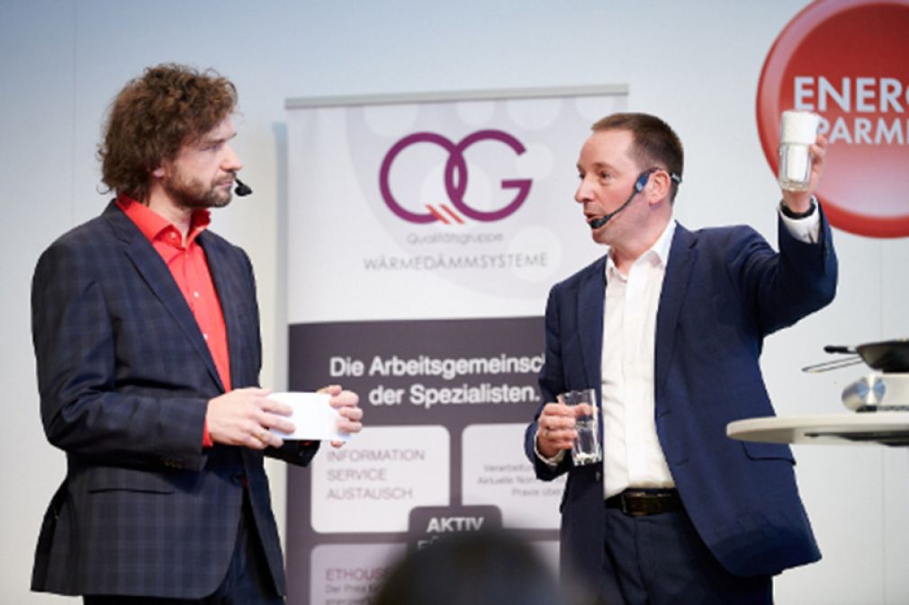 So geht EPS: QG-Sprecher Dr. Clemens Hecht (r. im Bild) veranschaulicht die Herstellung von Styropor; Durch das Programm führte Kabarettist Martin Puntigam, bekannt von den Science Busters. 