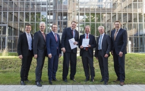 Foto v.l.n.r.: Steffen Märtsch (Key Account Manager Bau International, Würth), Lutz Wagner (Key Account Manager Bau Deutschland, Würth), Norbert Heckmann (Sprecher der Geschäftsleitung der Adolf Würth GmbH. & Co. KG), Mathias Ertingshausen (Leiter Beschaffung, Ed. Züblin AG, Stuttgart), Markus Würth (Geschäftsbereichsleiter Würth Gruppe), Peter Eder (Leiter Einkauf, Strabag Wien), Hanspeter Trehkopf (Leitung Bauprojektmanagement Deutschland, Würth)