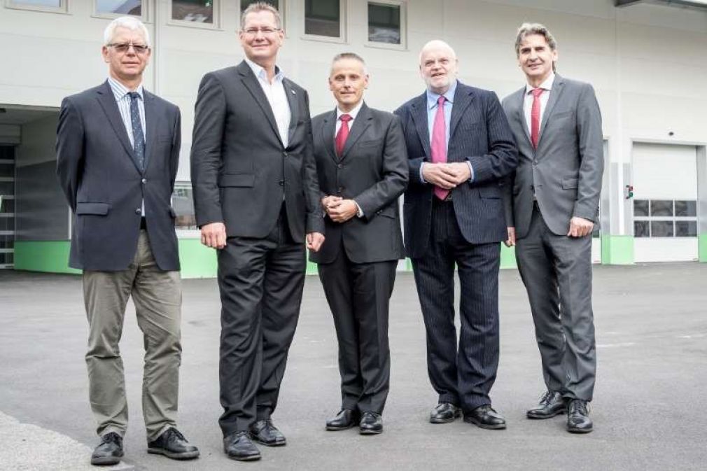 Eröffnung der neuen Produktionshalle: Michael Feisthauer (Schneider Electric pDrives), Georg Papai (Bezirksvorsteher Floridsdorf), Karl Sagmeister (Schneider Electric Austria), Detlev Neudeck (Spartenobmann-Stv. Industrie), Karl Kaiser (Schneider Electric pDrives).