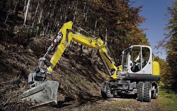 Schnelligkeit und Effizienz verspricht der neue Mobilbagger EW100 von Wacker Neuson.