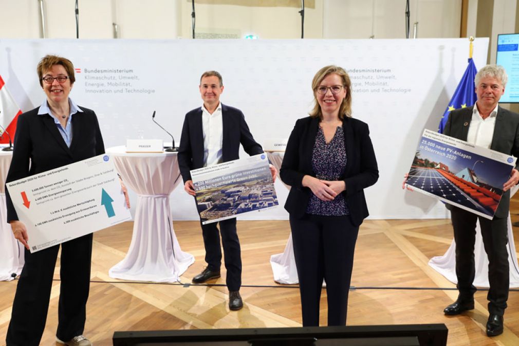 Theresia Vogel (Geschäftsführerin Klima- und Energiefonds), Peter Prasser (Geschäftsführer KIOTO Photovoltaics), Klimaschutzministerin Leonore Gewessler, Ingmar Höbarth (Geschäftsführer Klima- und Energiefonds). Foto: APA/Ludwig Schedl