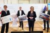 Theresia Vogel (Geschäftsführerin Klima- und Energiefonds), Peter Prasser (Geschäftsführer KIOTO Photovoltaics), Klimaschutzministerin Leonore Gewessler, Ingmar Höbarth (Geschäftsführer Klima- und Energiefonds). Foto: APA/Ludwig Schedl