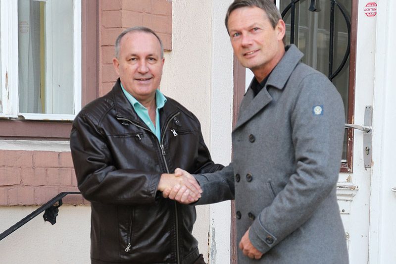 Bürgermeister Hermann Kozlik hat in den ersten Wochen "bereits mehrere hundert Euro gespart", im Bild mit ­hpc DUAL-CEO Josef Schneider.