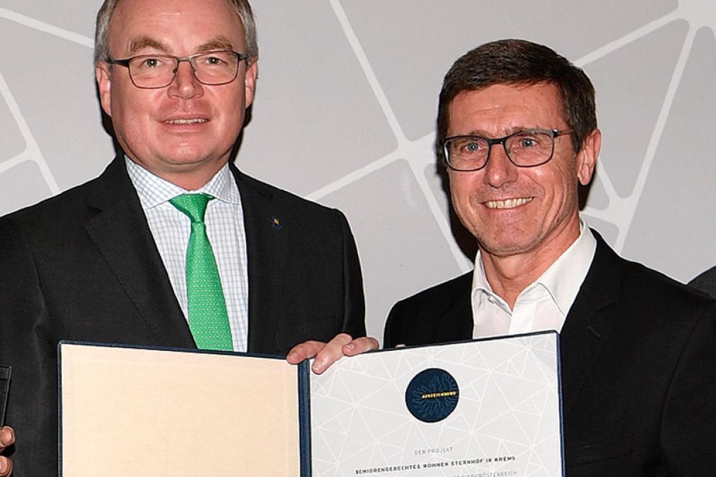 Aus den Händen von LH-STV. Stephan Pernkopf erhielt Baumeister Erwin Krammer (r.) eine Auszeichnung beim Architekturwettbewerb "Vorbildliches Bauen in Niederösterreich". (Bildquelle: NLK Reinberger)