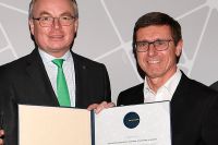 Aus den Händen von LH-STV. Stephan Pernkopf erhielt Baumeister Erwin Krammer (r.) eine Auszeichnung beim Architekturwettbewerb "Vorbildliches Bauen in Niederösterreich". (Bildquelle: NLK Reinberger)