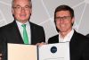 Aus den Händen von LH-STV. Stephan Pernkopf erhielt Baumeister Erwin Krammer (r.) eine Auszeichnung beim Architekturwettbewerb "Vorbildliches Bauen in Niederösterreich". (Bildquelle: NLK Reinberger)