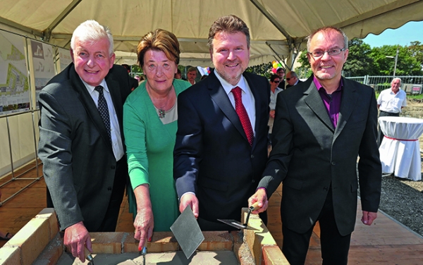 Grundsteinlegung mit Sozialbau-Vorstand Wilhelm Zechner, Bezirksvorsteherin Renate Angerer, Wohnbaustadtrat Michael Ludwig und dem Nationalratsabgeordneten Harald Troch.