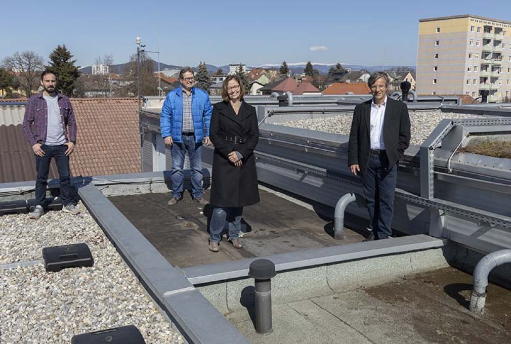 Foto: Christof Surtmann (RPM/FP-Unternehmensgruppe), Horst Scheiflinger (PVI/FP-Unternehmensgruppe), Eva Eggeling (Fraunhofer/KI4LIFE), Otmar Petschnig (Fleischmann &amp; Petschnig Dachdeckungs-Gesellschaft/FP-Unternehmensgruppe) am Dach des Standorts in Klagenfurt.