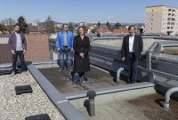 Foto: Christof Surtmann (RPM/FP-Unternehmensgruppe), Horst Scheiflinger (PVI/FP-Unternehmensgruppe), Eva Eggeling (Fraunhofer/KI4LIFE), Otmar Petschnig (Fleischmann &amp; Petschnig Dachdeckungs-Gesellschaft/FP-Unternehmensgruppe) am Dach des Standorts in Klagenfurt.