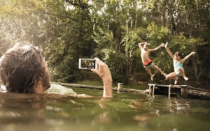Kurz mal abtauchen ins kühle Nass – mit dem Xperia M4 Aqua und dem Xperia Z4 Tablet von Sony ist das dank der hohen Wasser- und Staubdichte kein Problem.