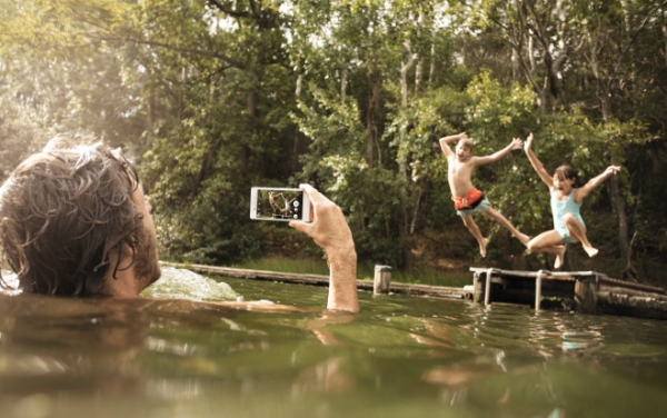 Kurz mal abtauchen ins kühle Nass – mit dem Xperia M4 Aqua und dem Xperia Z4 Tablet von Sony ist das dank der hohen Wasser- und Staubdichte kein Problem.