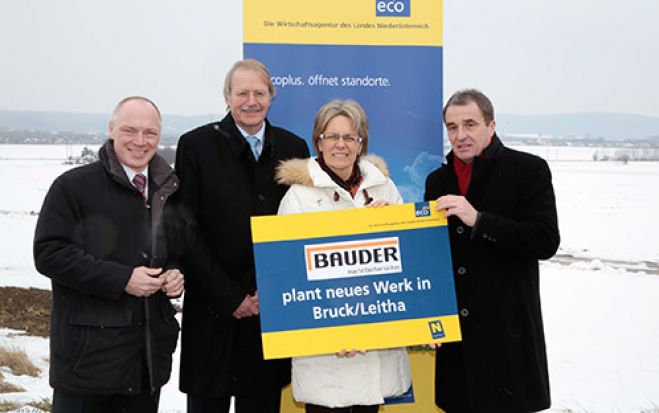 (Foto: ecoplus/Thule Jug) (v.l.n.r.): ecoplus Geschäftsführer Helmut Miernicki; Gerhard Bauder, technischer Geschäftsfüher Paul Bauder GmbH & Co KG; Wirtschaftslandesrätin Petra Bohuslav und Bürgermeister von Bruck an der Leitha, Richard Hemmer,  am Baugrund des zukünftigen Produktionsstandortes der Bauder GbmH & Co in Bruck a.d. Leitha.