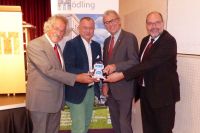 Arbeiten an Robotik-Standort Mödling: LAbg. Walter Laki,High Tech Society Austria; Bürgermeister LAbg Hans Stefan Hintner; Harald Hrdlicka, HTL Mödling, und Franz Gross, Siemens.