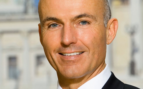 Verteidigungsminister Gerald Klug verteigt Bundeskanzler Faymann.