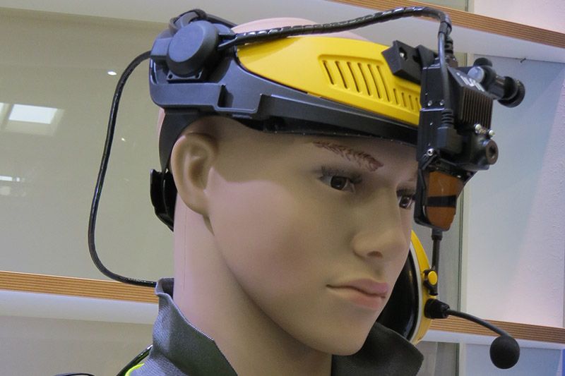 Das multifunktionale Headset IVII, "Intelligent Visual Image Identification", verbindet Augmented Reality mit Kommunikation. Es ist ausgestattet mit Kopfhörern, einem Minibildschirm, Kamera und Mikrofon.