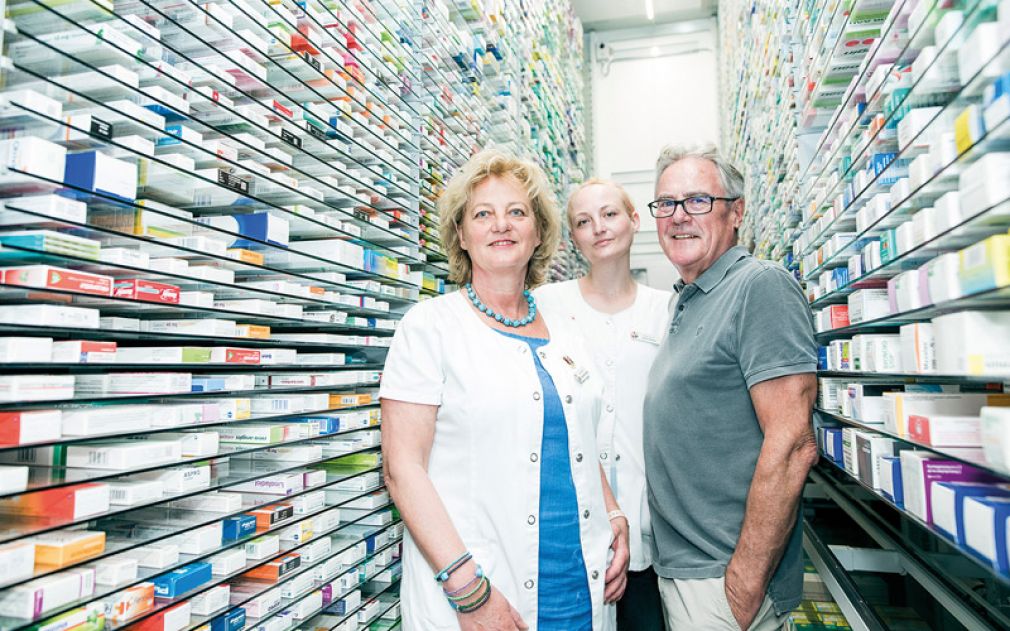 Roswitha Kuttner, Katrin Kuttner und Werner Kuttner: Die Familie freut sich über den Roboter von Knapp, der mehr Zeit für die Beratung der Kunden schenkt.