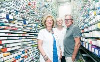 Roswitha Kuttner, Katrin Kuttner und Werner Kuttner: Die Familie freut sich über den Roboter von Knapp, der mehr Zeit für die Beratung der Kunden schenkt.