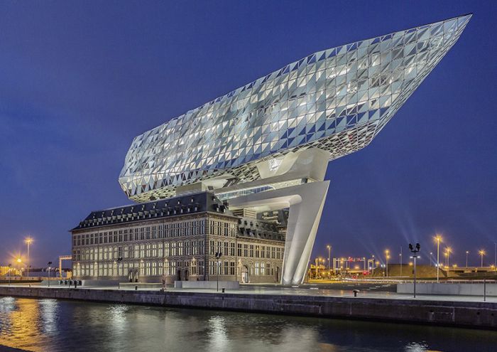 Foto: Das neue Headquarter der Hafenbehörde von Antwerpen entsteht aus dem Zusammenspiel des denkmalgeschützten Bestandsgebäudes, einer Betonbrücke und dem vertikalen Erweiterungsbau.