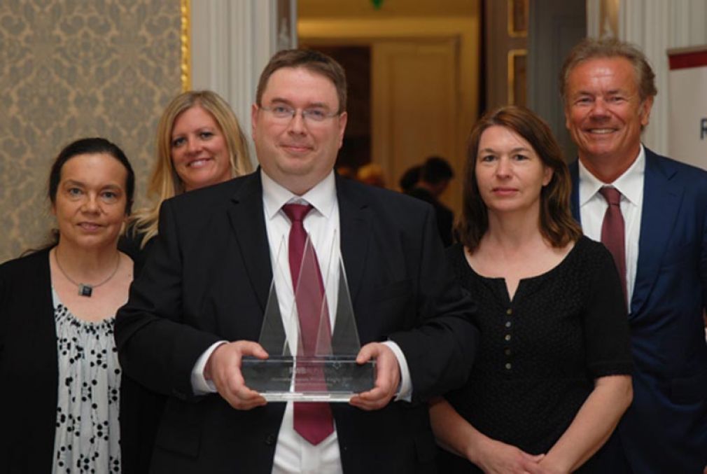 Christine Kary (Die Presse, 2. Platz), Birgit Schmolmüller (Geschäftsführerin RWB Austria), Michael Kordovsky (freier Journalist, 1. Platz), Angela Heissenberger (Report Plus, 3. Platz), Horst Güdel (Vorstand RWB Group AG).