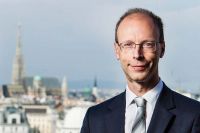 Foto: "Unsere Kundinnen und Kunden haben nicht die Wahlmöglichkeit des ­Marktes. Daher ist unsere ­Verantwortung nochmals größer." - Hans Aubauer, Generaldirektor SVA