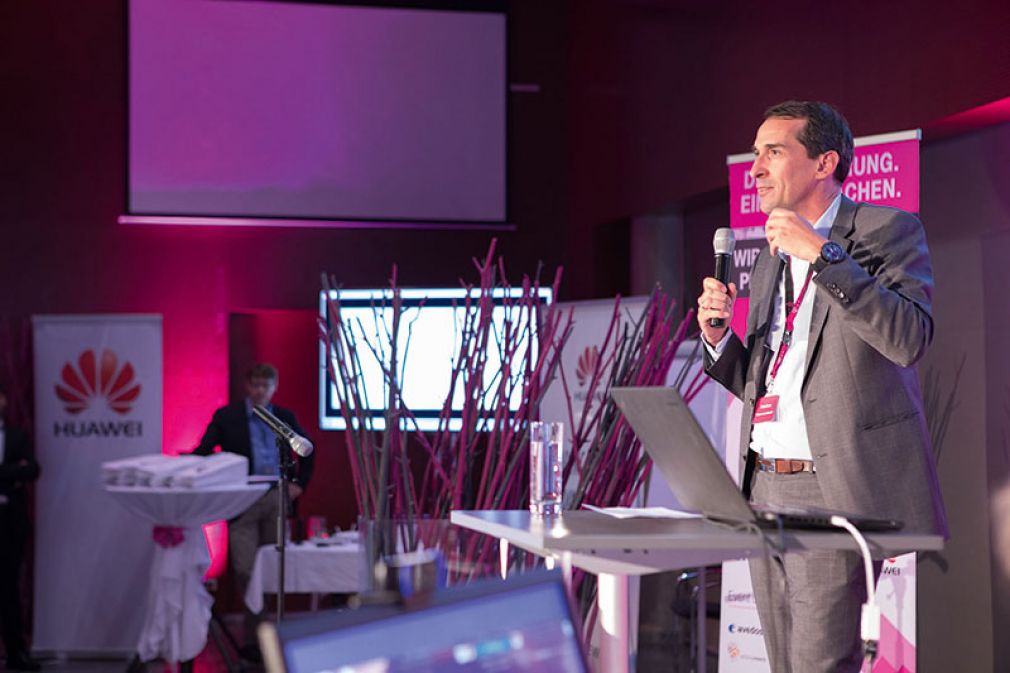 Peter Lenz, T-Systems Austria, lädt zur Leistungsschau und Diskussion über die Chancen der digitalen Transformation.