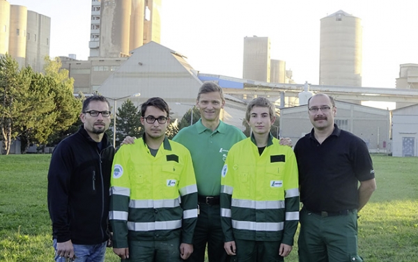 Foto: Mit einer Lehrlingsquote von 7,57 Prozent ist LafargeHolcim Spitzenreiter der heimischen Baustoffindustrie (im Bild: zwei neue Lehrlinge im Zementwerk Mannersdorf).