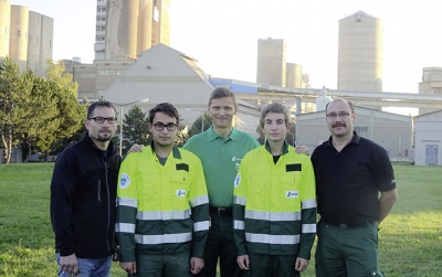 Foto: Mit einer Lehrlingsquote von 7,57 Prozent ist LafargeHolcim Spitzenreiter der heimischen Baustoffindustrie (im Bild: zwei neue Lehrlinge im Zementwerk Mannersdorf).
