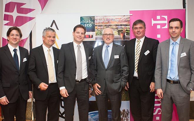 Martin Szelgrad, Report, mit Hans Greiner, Regional Sales Manager Enterprise Cisco; Christian Schober, Geschäftsführer Kapsch Smart Energy; Reinhard Brehmer, Geschäftsführer Wiener Netze; Andreas Bentz, Executive Consultant Energy Solutions T-Systems, und Stefan Santer, Energie-Control Austria, Stromabteilung. Foto: Milena Krobath.