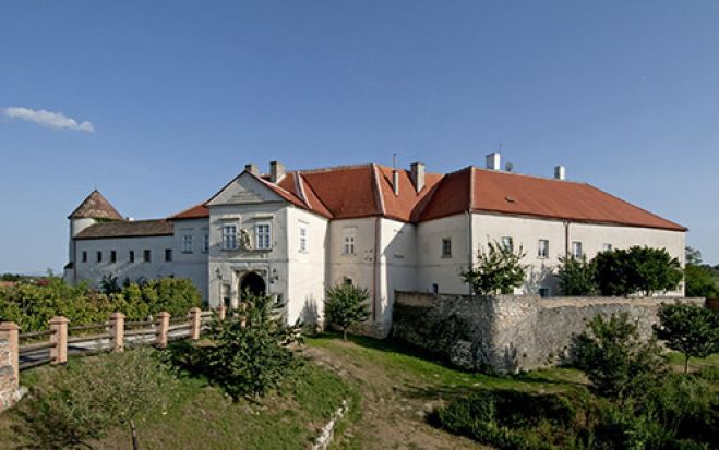 (Foto: Schlosshotels & Herrenhäuser) Das von einem vollständig erhaltenen Burggraben umgebene Schloss Mailberg beherbergt neben dem 4-Sterne-Schlosshotel, dem Haubenrestaurant Schlosskeller und einer gut sortierten Vinothek auch die Pfarrkirche von Mailberg.  