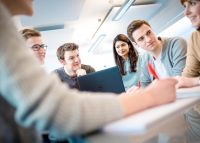 In der Beckhoff-Summer-School erlernen IT- und programmierbegeisterte Jugendliche aus erster Hand grundlegende Programmierkenntnisse, oder auch bei entsprechenden Vorkenntnissen diese zu vertiefen.