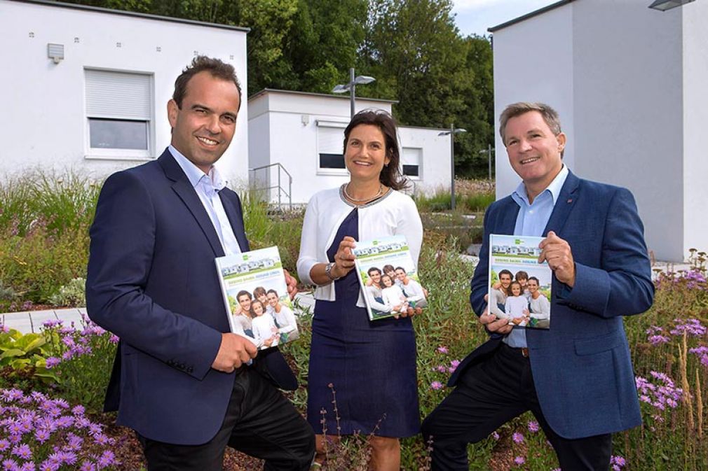 Anlässlich des 30-Jahr-Jubliäums von Baumit präsentieren Robert Schmid, Geschäftsführer der Baumit Beteiligungen GmbH, Buchautorin Julia Posch und Baumit F&E Leiter Jürgen Lorenz ein umfassendes Buch zum gesunden Bauen mit allen Ergebnissen aus dem Viva Forschungspark (v. li. n. re.)