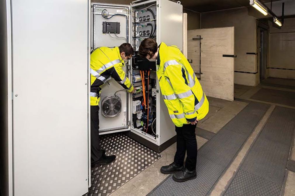 Foto: Die ProjektleiterInnen Roland Zoll und Elisabeth Hufnagl koordinieren den neuen Netzbatterie-Speicher im Wohnpark Alt-Erlaa in Wien.