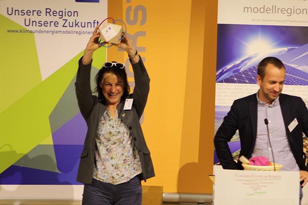 Sabine Watzlik erhält die Auszeichnung "KEM Manager of the Year" in Alpbach.