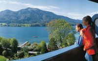 Eng schmiegt sich der Hotelkomplex Ebner's Waldhof an den Berg, vor der Haustür entfaltet sich die ganze Pracht des Sees und der umliegenden Gipfel. Zurück vom Vitalprogramm warten Überraschungen für Körper und Seele. (Foto: Ebner's Waldhof)