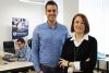 Benjamin Schwärzler und Christine Geier digitalisieren den Arbeitsplatz auf der Baustelle mithilfe von Sprachsteuerung.
