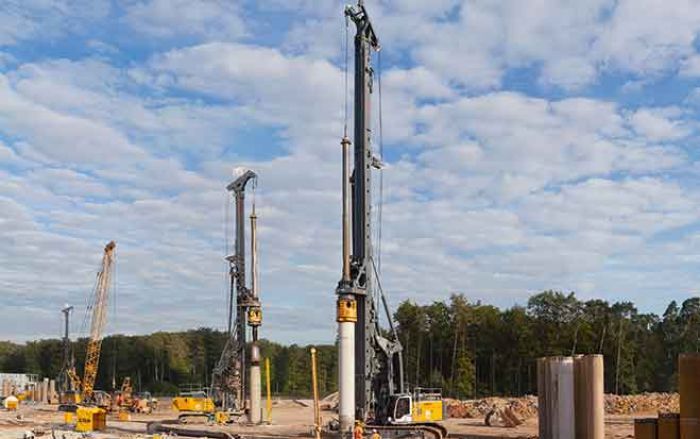 Beim Bau eines Teilchenbeschleunigers in Darmstadt kommen zwei Liebherr-Großdrehbohrgeräte LB 44-510 zum Einsatz.