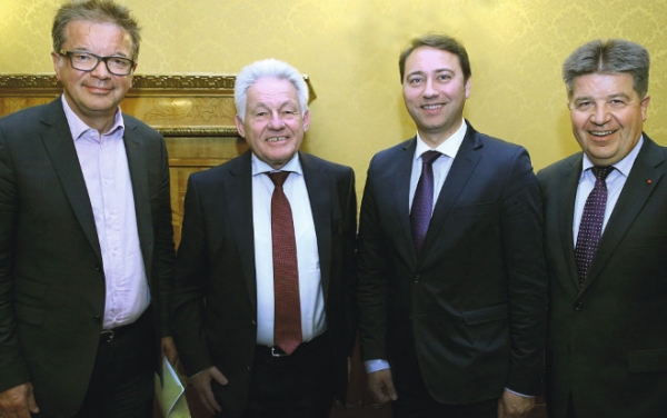 Landesrat Rudi Anschober, Landeshauptmann Josef Pühringer, Landesrat Manfred Haimbuchner, und Landeshauptmann-Stellvertreter Reinhold Entholzer bei der Präsentation.