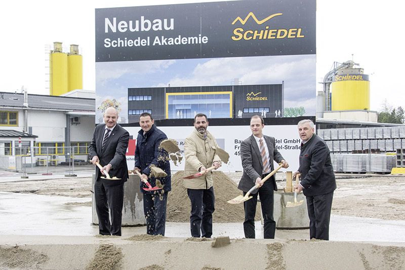Foto: Spatenstich für die neue Schiedel Akademie.