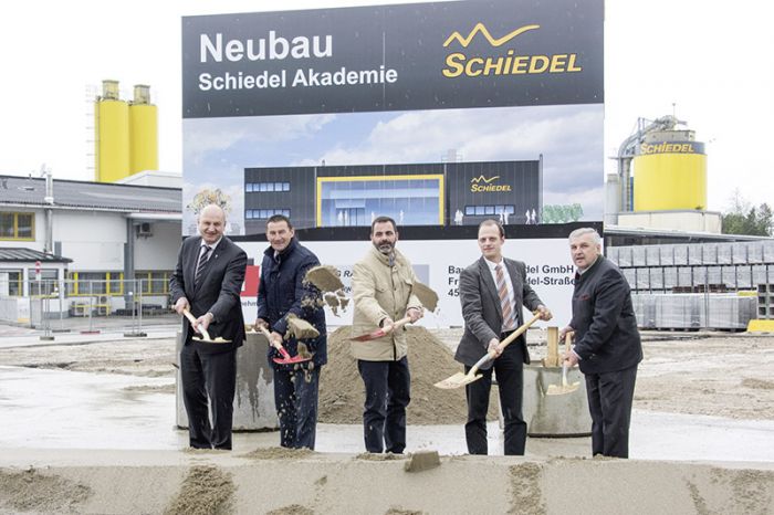 Foto: Spatenstich für die neue Schiedel Akademie.