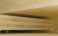 (Foto: KLH) Der typische Aufbau von Brettsperrholz erfolgt mit zueinander im rechten Winkel orientierten Brettlagen, die durch Verleimung starr miteinander verbunden werden.