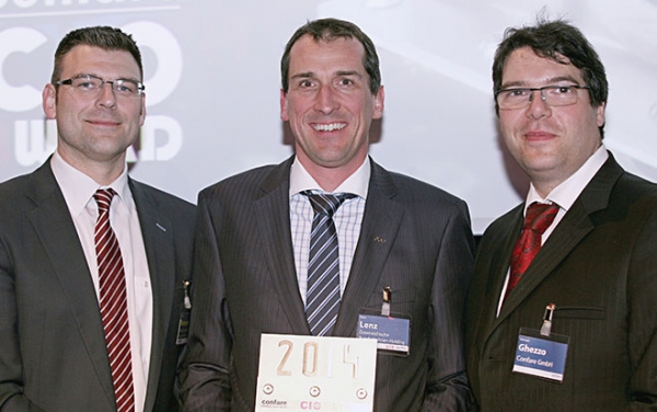 Gunther Reimoser, EY, (li.) und Michael Ghezzo, Confare, (re.) übergeben „CIO Award“ an Peter Lenz, Konzern-CIO der ÖBB.